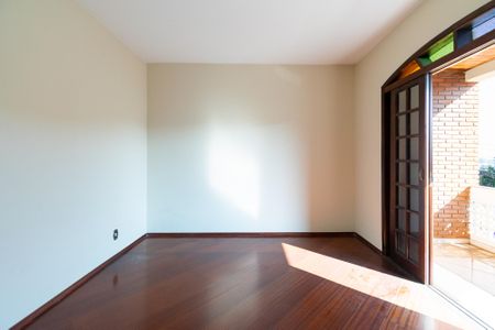 Casa à venda com 295m², 4 quartos e 4 vagasSuíte