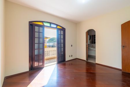 Casa à venda com 295m², 4 quartos e 4 vagasSuíte