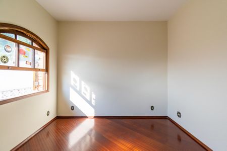 Casa à venda com 295m², 4 quartos e 4 vagasQuarto 2