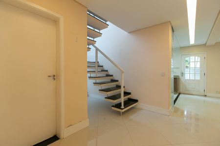 Casa à venda com 600m², 5 quartos e 4 vagasHall / Escada