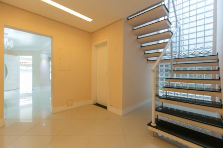 Casa à venda com 600m², 5 quartos e 4 vagasHall / Escada