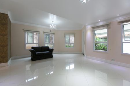 Casa à venda com 600m², 5 quartos e 4 vagasSala