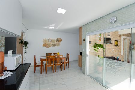 Casa à venda com 170m², 4 quartos e 3 vagas Casa à venda com 170m², 4 quartos e 3 vagasCozinha