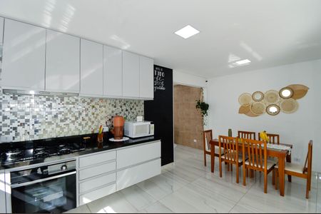 Casa à venda com 170m², 4 quartos e 3 vagas Casa à venda com 170m², 4 quartos e 3 vagasCozinha