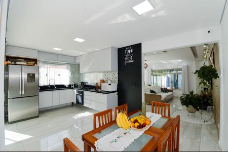 Casa à venda com 170m², 4 quartos e 3 vagas Casa à venda com 170m², 4 quartos e 3 vagasCozinha