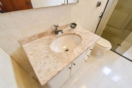 Casa à venda com 190m², 3 quartos e 2 vagasBanheiro