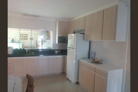 Casa à venda com 220m², 3 quartos e 8 vagasFoto 04