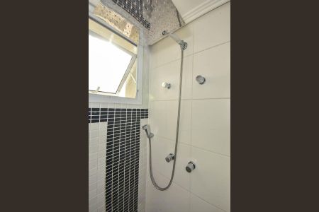 Apartamento à venda com 142m², 3 quartos e 2 vagas Apartamento à venda com 142m², 3 quartos e 2 vagasChuveiro da Suíte 1