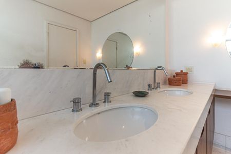 Apartamento à venda com 270m², 3 quartos e 3 vagas Apartamento à venda com 270m², 3 quartos e 3 vagasBanheiro da Suíte