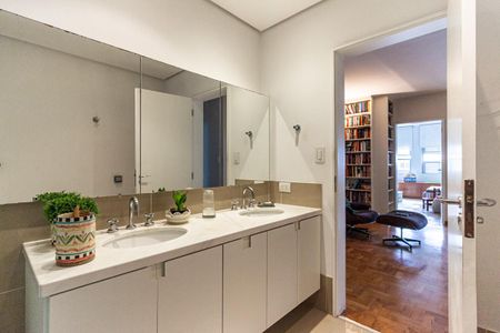 Apartamento à venda com 270m², 3 quartos e 3 vagas Apartamento à venda com 270m², 3 quartos e 3 vagasBanheiro Social