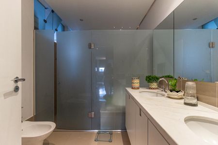 Apartamento à venda com 270m², 3 quartos e 3 vagas Apartamento à venda com 270m², 3 quartos e 3 vagasBanheiro Social