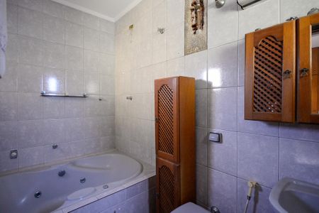 Casa à venda com 246m², 3 quartos e 10 vagasBanheiro do Quarto 1