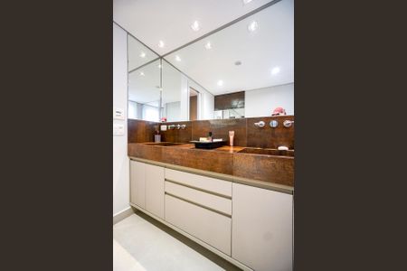 Apartamento à venda com 151m², 4 quartos e 3 vagasBanheiro da Suíte 2