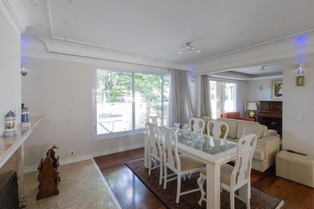 Casa à venda com 900m², 8 quartos e 6 vagas Casa à venda com 900m², 8 quartos e 6 vagasSala de jantar 1