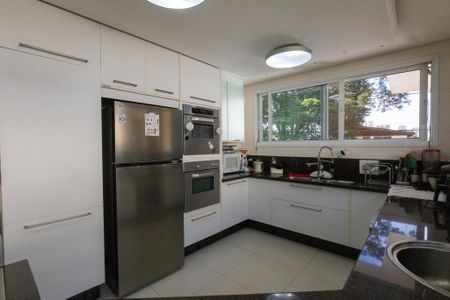 Casa à venda com 900m², 8 quartos e 6 vagas Casa à venda com 900m², 8 quartos e 6 vagasCozinha