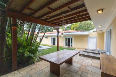 Casa à venda com 900m², 8 quartos e 6 vagas Casa à venda com 900m², 8 quartos e 6 vagasChurrasqueira