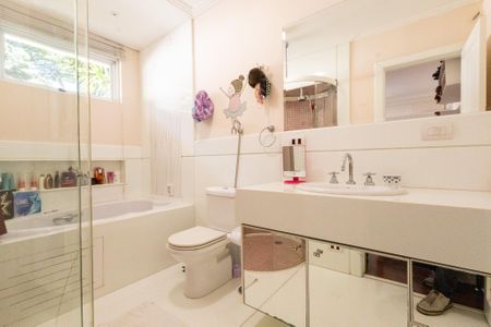 Casa à venda com 900m², 8 quartos e 6 vagas Casa à venda com 900m², 8 quartos e 6 vagasBanheiro da Suíte 1