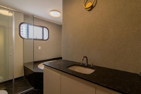 Apartamento à venda com 220m², 4 quartos e 3 vagas Apartamento à venda com 220m², 4 quartos e 3 vagasBanheiro Suíte 1