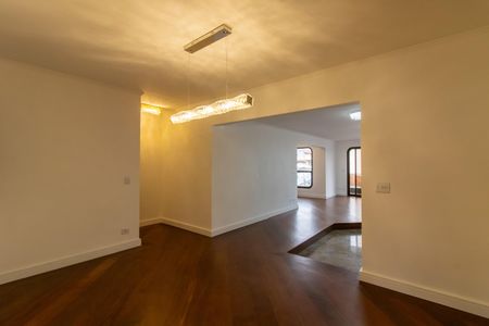 Apartamento à venda com 220m², 4 quartos e 3 vagas Apartamento à venda com 220m², 4 quartos e 3 vagasSala de Jantar