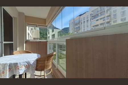 Apartamento à venda com 62m², 2 quartos e 1 vaga Apartamento à venda com 62m², 2 quartos e 1 vagaVaranda