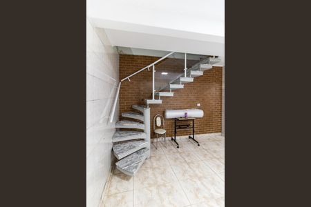 Casa à venda com 130m², 3 quartos e 2 vagas Casa à venda com 130m², 3 quartos e 2 vagasEscada