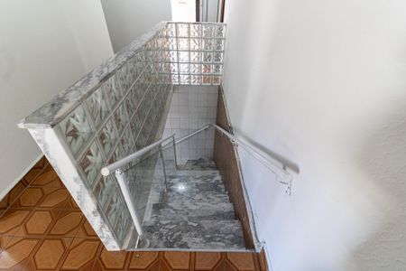 Casa à venda com 130m², 3 quartos e 2 vagas Casa à venda com 130m², 3 quartos e 2 vagasEscada