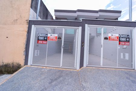 Casa à venda com 109m², 3 quartos e 2 vagas Casa à venda com 109m², 3 quartos e 2 vagasFachada