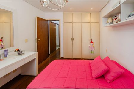 Apartamento à venda com 185m², 4 quartos e 4 vagasQuarto 2