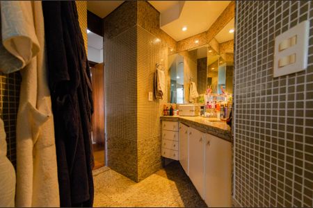 Apartamento à venda com 185m², 4 quartos e 4 vagasBanheiro suíte