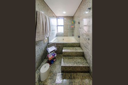 Apartamento à venda com 185m², 4 quartos e 4 vagasBanheiro suíte