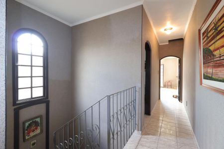 Casa à venda com 255m², 5 quartos e 2 vagasCorredor piso superior