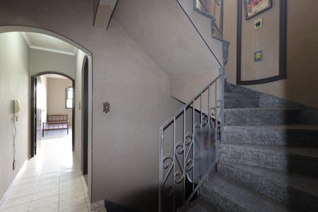 Casa à venda com 255m², 5 quartos e 2 vagasCorredor piso inferior