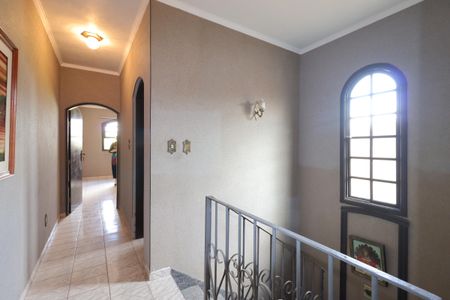 Casa à venda com 255m², 5 quartos e 2 vagasCorredor piso superior