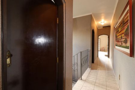 Casa à venda com 255m², 5 quartos e 2 vagasCorredor piso superior