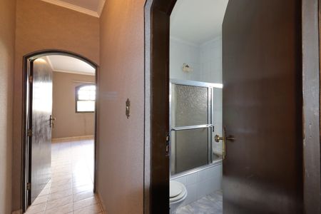 Casa à venda com 255m², 5 quartos e 2 vagasCorredor piso superior