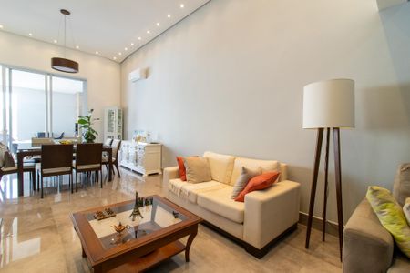 Casa à venda com 250m², 4 quartos e 4 vagas Casa à venda com 250m², 4 quartos e 4 vagasSala