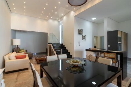 Casa à venda com 250m², 4 quartos e 4 vagas Casa à venda com 250m², 4 quartos e 4 vagasSala de Jantar