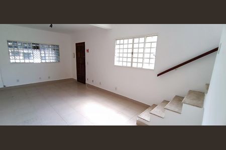 Casa à venda com 180m², 2 quartos e 2 vagasSala