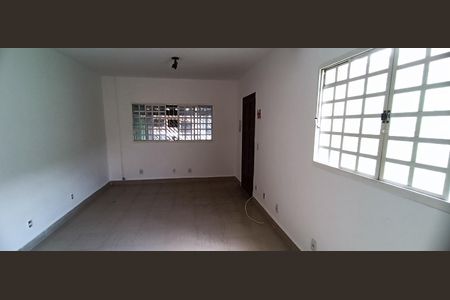 Casa à venda com 180m², 2 quartos e 2 vagasSala