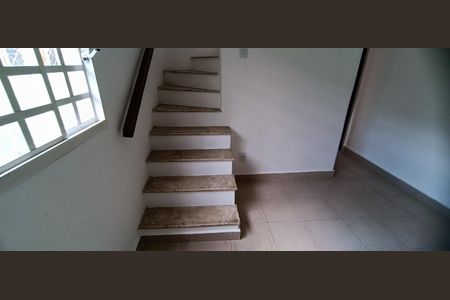 Casa à venda com 180m², 2 quartos e 2 vagasEscada