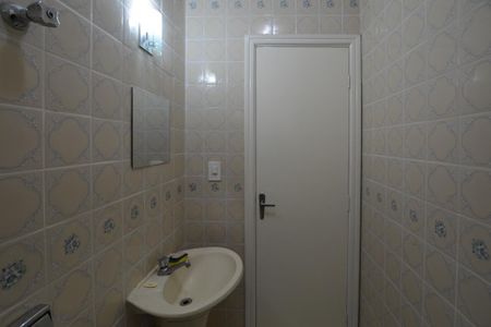 BANHEIRO PISO INFERIOR de casa à venda com 3 quartos, 350m² em Vila Sonia, São Paulo