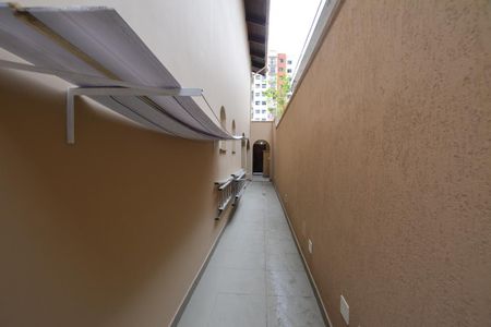 Casa à venda com 350m², 3 quartos e 4 vagasCORREDOR AREA EXTERNA