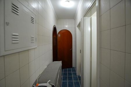 Casa à venda com 350m², 3 quartos e 4 vagasCORREDOR PISO INFERIOR