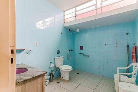 Casa à venda com 256m², 3 quartos e 2 vagasBanheiro