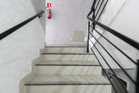 Casa de condomínio à venda com 33m², 2 quartos e sem vaga Casa de condomínio à venda com 33m², 2 quartos e sem vagaEscada / Entrada