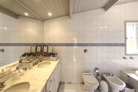 Casa de condomínio para alugar com 500m², 3 quartos e 6 vagasBanheiro Suíte 1 