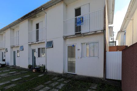 Casa de condomínio para alugar com 57m², 2 quartos e 2 vagas Casa de condomínio para alugar com 57m², 2 quartos e 2 vagasFachada
