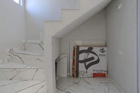 Casa de condomínio para alugar com 57m², 2 quartos e 2 vagas Casa de condomínio para alugar com 57m², 2 quartos e 2 vagasEscada