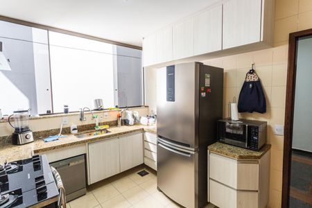 Casa à venda com 420m², 4 quartos e 4 vagas Casa à venda com 420m², 4 quartos e 4 vagasCozinha