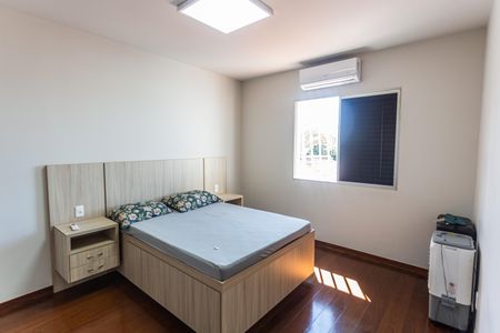 Casa à venda com 420m², 4 quartos e 4 vagas Casa à venda com 420m², 4 quartos e 4 vagasQuarto 2